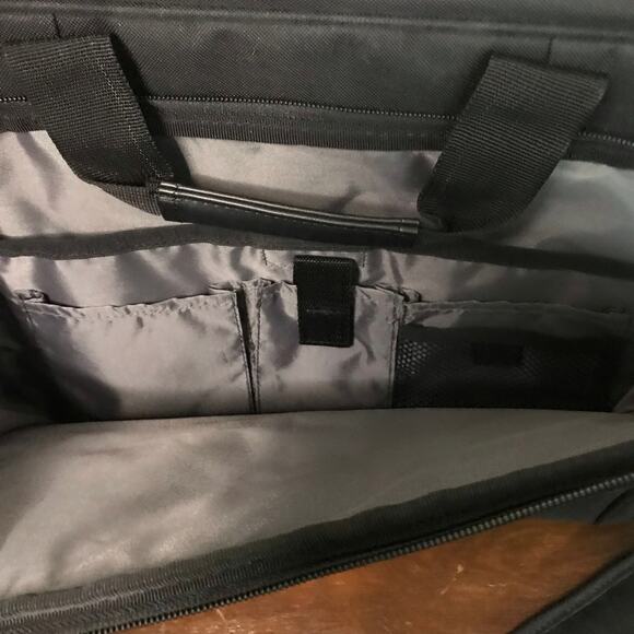 Targus Laptop Bag Black 16" Briefcase Messenger Bag Lockable & Pockets - Picture 3 of 8